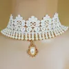 2021 Populär brud vit spets hängande pärlor ren handgjord original retro clavicle neck halsband smycken grossist