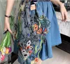 夏のファッション女性ジーンズノースリーブの花刺繍ポケットフリルメッシュステッチデニムの不規則なドレスベルト付きデニム210531