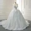Элегантное белое свадебное платье с плеча с длинными рукавами с длинными рукавами.