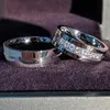 クラスターリングムーンソーメンと女性のジュエリーカップルは結婚式の指を約束しますr46247405475