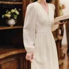 Élégante douce femme robes Style français Vintgae bouffée à manches longues abricot col en v en mousseline de soie avec bouton 13231 210506