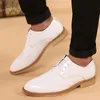 Gentleman Shoes Mäns Non-Slip Flat Designer Casual Leather Oxford Men Formell Party Slitstarkt Personlighet Kontor Business