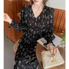 Vintage francês pequeno vestido preto primavera verão manga comprida v pescoço impresso chiffon roupas mulheres 660J 210420