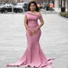 2021 afrikanska brudtärna klänningar dammig rosa sjöjungfrun vår en axel landsbygd trädgård elastisk satin formell bröllop party klänningar plus storlek anpassning
