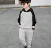 VENTE CHAUDE enfants ensembles mode classique Style bébé t-shirt pantalon manteau jacekt hoodle pull costume enfants enfants 2 pièces vêtements en coton