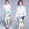 秋の女性のファッションスーツホワイトロングスリーブ刺繍入りシャツ+地図プリントパッケージヒップスカートツーピースセットスーツ210515