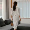 エレガントな女性の白いボディコンドレスファッションスプリングスタンド襟のランタンスリーブハイウエストミディワークオフィスOL 210603