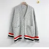 Kvinnors Jackor 2021 Nisch Casual Color-Stripe Striped Sweater Coat Kvinnor, Höst och Vinter V-Neck Twist Flätad Lös Sticka Top