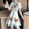 꽃 인쇄 활 칼라 반소매 엠파이어 미니 드레스 여성 지퍼 라인 여름 캐주얼 D1733 210514