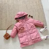Длинный теплый мультфильм с капюшоном с капюшоном в детском пальто в осени и зимой