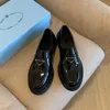 prad shoesPrad Designer Chaussures Mocassins en peau de vache souple Baskets à plateforme en caoutchouc Noir Pantoufle en cuir brillant Chunky Tête ronde Sneaker Chaussure à fond épais 95V2 VZJF