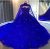 Classic Red Sequined Princess Ball Gown Pageant Prom Klänningar Med Lång Tulle Capes Wraps Puffy Kjol Court Train Plus Size Women Formal Evening Gowns CL0026