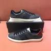 Designer Casual Buty Mężczyźni Kobiety Trampki Pszczoła Chaussures Skórzane Trenerzy Hafty Paski Sneaker Rozmiar Biały Kolor Walking Sport Shoet Size 35-47