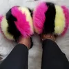 2021 Frauen Neue Mehrfarbige Fuzzy-Hausschuhe Mode Fuzzy Slides EVA Weiches und flauschiges Fell Sandalen Damen Sommer Flip-Flops Fourrure X0523