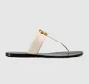 Tofflor Designer Slide Sommarsandaler Mode Män Strand Inomhus Flat Flip Flops Läder Dam Dam Skor Dam Tofflor Storlek 35-45 med låda