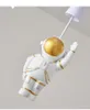 ウォールランプかわいい宇宙飛行士シャンデリア素敵なクリエイティブガラスライトバーコーヒーショップアイアンドロップライト子供ルームランプフロスト