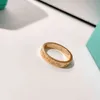 2021 Bague de couple de luxe avec lettrage clair, finition soignée, boîte à bijoux de fiançailles pleine personnalité, or et argent222z