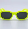 Erkekler ve kadınlar için güneş gözlüğü yaz tarzı unisex güneş gözlükleri anti-ultraviyole retro kalkan lens plakası tam çerçeve moda gözlükler ücretsiz paketle gelir