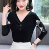 Vêtements pour femmes Noir Coréen Col V Imprimé Velours Velours À Manches Longues Broderie Blusas Top Femmes Chemisier Chemises 827A 210420