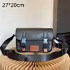 Mężczyźni i kobiety Designant Messenger Torby Czarne teczki Luksusowe Crossbody Torba Na Ramię z drukowanymi literami Hass Hasps Klapy C21073001