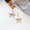 Boucles d'Oreilles Créoles Huggie Fée Camélia Blanc Style Wet Petit Vent Frais