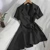 Czarno-biała Nieregularna Mini Sukienka Kobiety Casual Sznurka Krótki Rękaw Collar Collar Wysoka talia Wzburzyć Panie Biurowe Vestidos Y0603