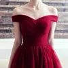 Popularne Burgundowe Ruffles Tiulle Homecoming Sukienki Linia Sweetheart Backless Mini Short Cocktail Sukienki z druhną koronkową Prom E263W