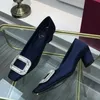 2021 Kvinnors Middle Heel Formal Shoes Square Toe Blue Green Fashion Designer Läder Golden Saber Carving Block Heel Gummi Sole Pump Closning