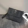 Großhandel Herren-Leder-Umhängetaschen, beliebte, mit Diamanten besetzte Handtasche, Straße, personalisierte Nieten-Punk-Clutch-Tasche, horizontale Multi-Card-Leder-Aufbewahrungsbrieftasche