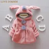 Love DDMM Girls Jacket Ropa para niños Niñas Lindo de manga larga Bola de pelo de dibujos animados Orejas de conejo Abrigo grueso con capucha 210715