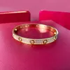 Diamond Bangle Vrouwelijke RVS Schroef Paar Liefde Armband Heren Mode-sieraden Valentijnsdag Cadeau voor vriendin Accessoires Met Pochette Bijoux