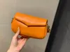 Toppdesignerbubbla kvällsmat Soft läder axelväskor bokstav spänne baguetter gratis fartyg ren kors kropp berömda kvinnor handväskor mode plånbok purse retro moln