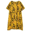 [EAM] Vestido estampado de letras amarillas para mujer Cuello redondo asimétrico Manga corta Corte holgado Moda Primavera Verano 1DD7139 210512