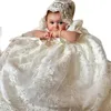 Flickas klänningar elfenben vit lång dopklänning för baby flickor spets pärlor kort ärm dop klänning med motorhuven