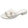 Тапочки дизайнер Camellia Цветок Женщины 2021 Сандалии Летние Ленивые Обувь Дамы Низкие Шкалы Металлические Цветочные слайды Mujer