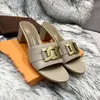 Kvinna mode luxurys designers platta höga tofflor flip flops australien sommar läder yttersula metall kedja glidor sexiga damskor klassiker