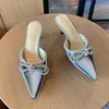 Slippers Moda Mirage Slippers Mach Rhinestone Bow Crystal Decorativo Mulheres Sand￡lia Designer de luxo de luxo de 6,5 cm Sapatos de salto m￩dio sola de couro genu￭no