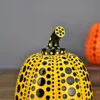 Estatua de calabaza punteada, escultura moderna, obra maestra de artista japonés, decoración de la casa, pieza de mesa de resina, accesorios para el hogar de estilo Polka