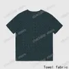 濃い緑のtシャツ