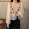 Nomikuma Flower Haft V Neck Koszulki Kobiety Zobacz przez z długim rękawem Single Breated Short Bluzka Kobiet Chic Blusas Mujer 210514