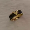 Äkta läder Klassisk stil Dam Designer Ringar Guld Silver Rose Färger V Bokstav Rostfritt stål Lover Ring Stämpel Tryckt Mode Smycken Partihandel