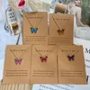 Hängsmycke halsband Koreansk akryl söt fjäril halsband för kvinnor söta djur uttalande smycken med gåvor kort