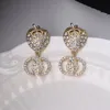 18k chapado en oro cobre mujeres letras tachuelas aretes de lujo diseñador de fresa estampado cristal rhinestone aretes metales aleación de metal joyería accesorios