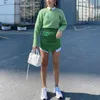 mini falda verde de las chicas de moda