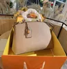 Mulheres de bolsa de luxo Totes de designer Moda de bolsa de ombro com letras cl￡ssicas de impress￣o em relevo bolsas de estilo multi -estilo Cross Body 1