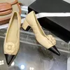 Designer Flower Decor Mary Janes per scarpe da donna Décolleté in pelle da donna con punta a punta Scarpe con tacco quadrato Scarpe in stile classico di lusso