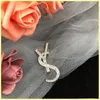 Fashion Luxury Designer Men Women Pins Brooches Diamond Silver Letter Brooch Pin For Suit Dress Party Letters Y Brooches 21091502R