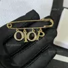 Fashion Charm Designer Broche Letter Broches de diamantes Pin Tassel Women Jewelry Ropa Decoración de alta calidad216Q