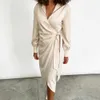 Elegant klänning kvinnor fall 2021 spets upp enkel skärning komfort franska retro wrap klänningar kvinnlig sexig split midi robe y1006