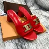 Womens Mode Luxurys Ontwerpers Flat Hoge Slippers Slippers Australië Zomer Lederen Outzool Metalen Ketting Dia's Sexy Dames Schoenen Klassiek